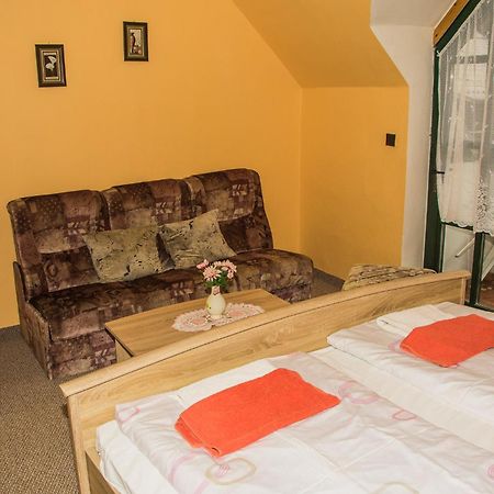 Restaurace A Pension Prvni Mlyn Chomutov Esterno foto